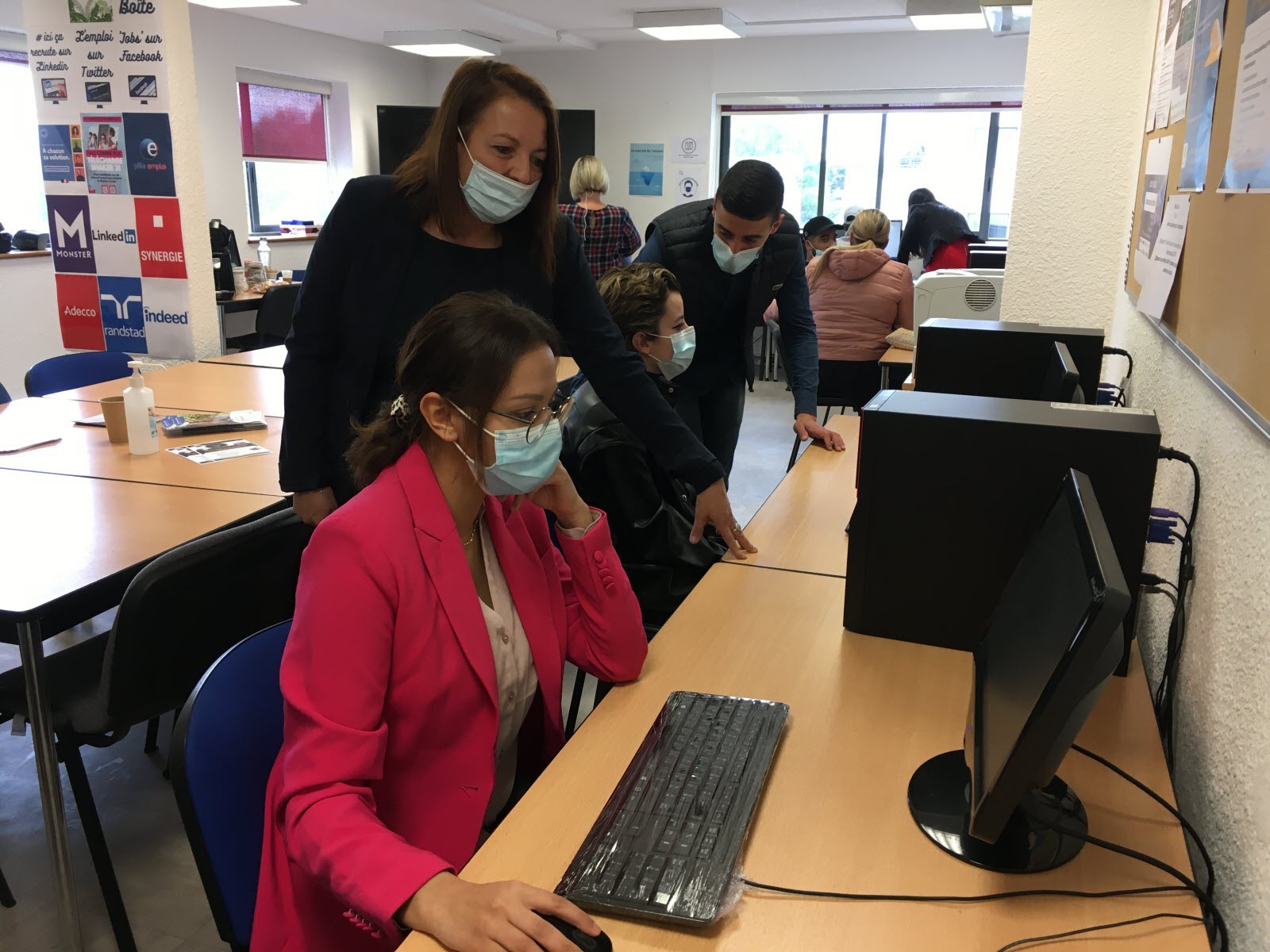 Personne consultant des offres d'emploi à Grenoble sur un ordinateur portable