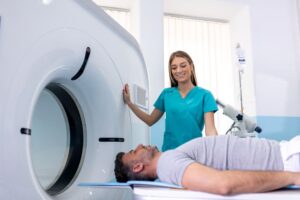 Manipulateur en électroradiologie installant un patient dans un scanner d'un centre d'imagerie